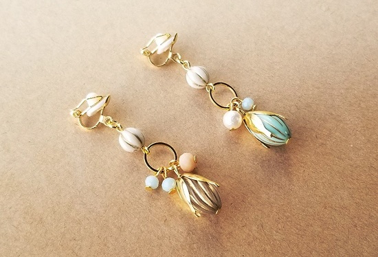 アンティークゴールドのつぼみイヤリング