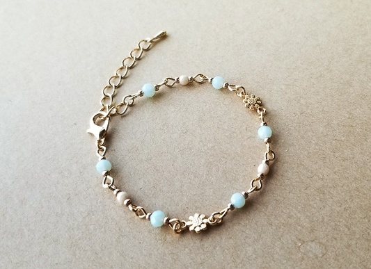 ゴールドチャームとガラスビーズの華奢ブレスレット(flower)