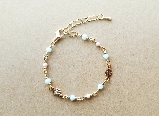 ゴールドチャームとガラスビーズの華奢ブレスレット(flower)