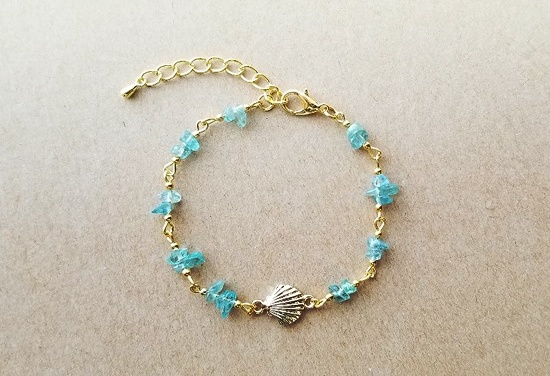 天然石とゴールドチャームのブレスレット(アパタイト)