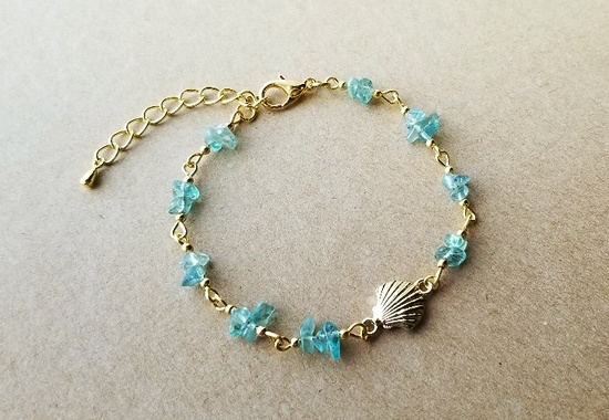 天然石とゴールドチャームのブレスレット(アパタイト)