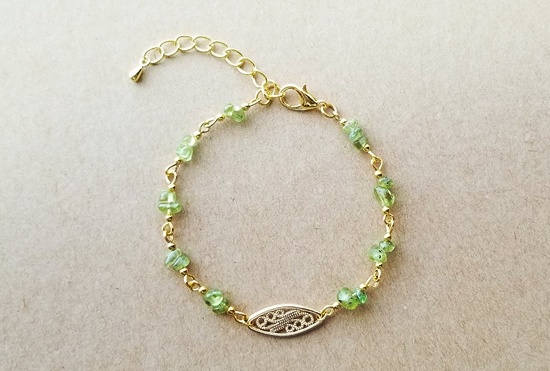 天然石とゴールドチャームのブレスレット(ペリドット)