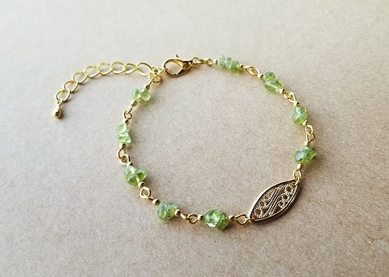 天然石とゴールドチャームのブレスレット(ペリドット)