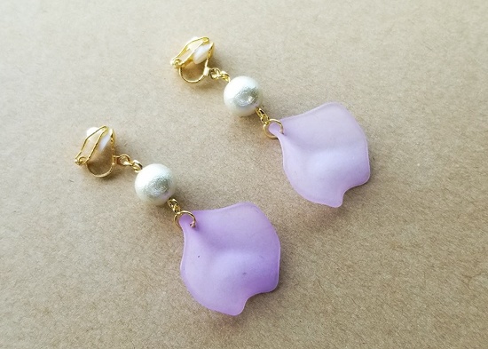 擦りガラス風フラワーペタルのイヤリング(purple)