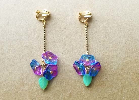 三花のスイングイヤリング（朝顔）