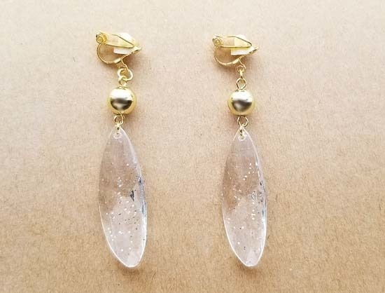 ラメ入りクリアパーツのイヤリング（silver）