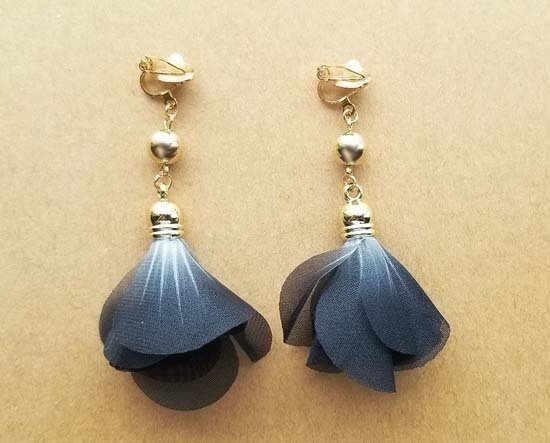 朝顔タッセルのイヤリング（黒）