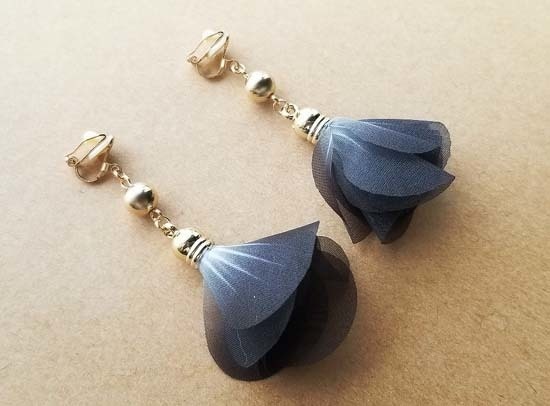 朝顔タッセルのイヤリング(黒)