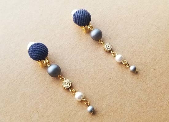 コーデュロイカボションのオーナメントイヤリング(B)