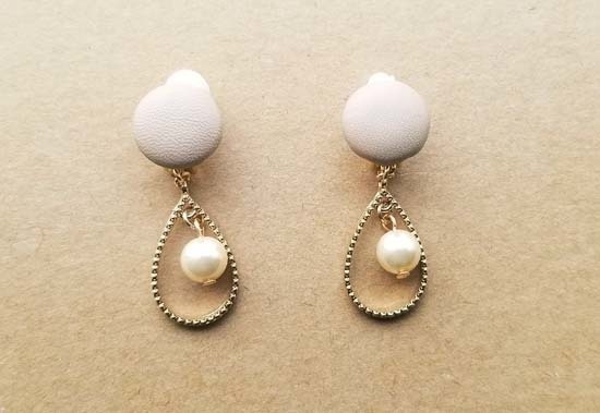 フェイクレザーカボションのイヤリング（ドロップパール／beige）