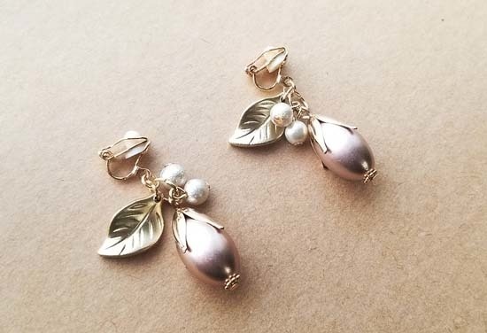 マットゴールドの木の実イヤリング