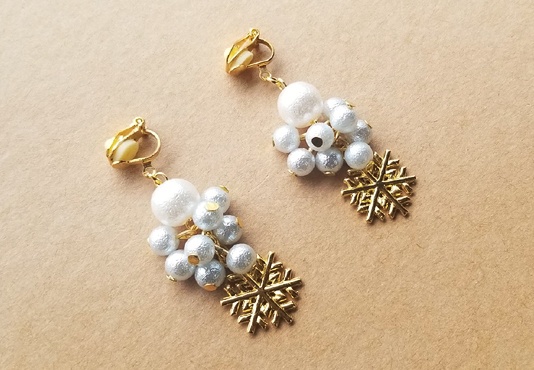 たわわな雪玉のイヤリング