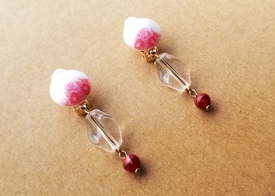 滲み花柄のイヤリング(赤)