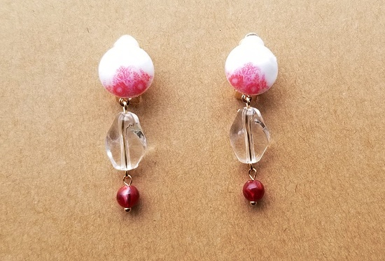 滲み花柄のイヤリング(赤)