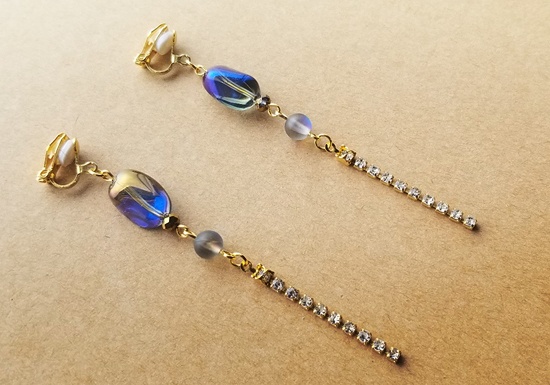 遊色ガラスとラインストーンのイヤリング