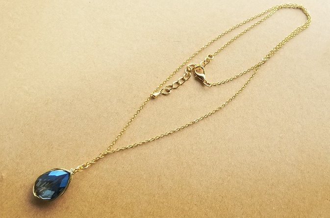 ドロップカットガラスのネックレス(ブルー)