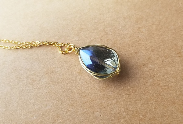 ドロップカットガラスのネックレス(ブルー)