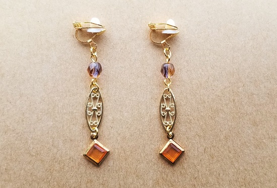 チェコガラスとゴールドレリーフのイヤリング（オレンジ＆パープル）