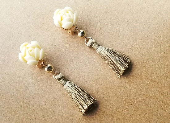 フラワーカボションとタッセルのイヤリング(B)