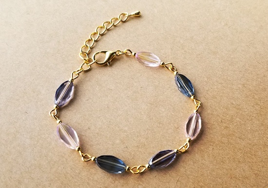 藤色ガラスビーズのブレスレット