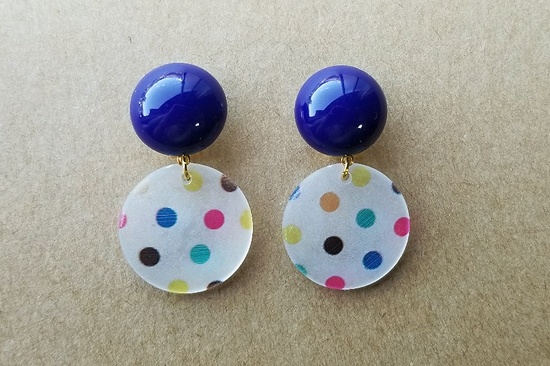 カラフルカボションと水玉のイヤリング（青）