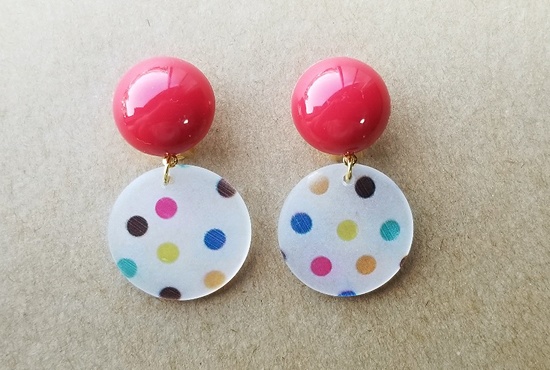 カラフルカボションと水玉のイヤリング（赤）
