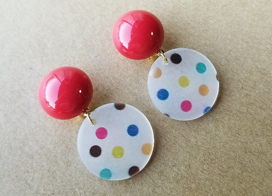 カラフルカボションと水玉のイヤリング(赤)