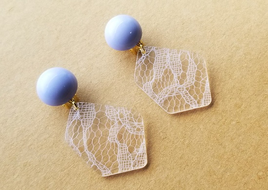 カラフルカボションとレトロ柄のイヤリング(C)