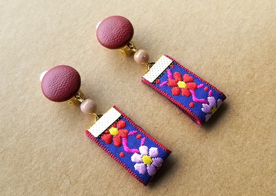 フェイクレザーカボションとチロリアンテープのイヤリング(A)