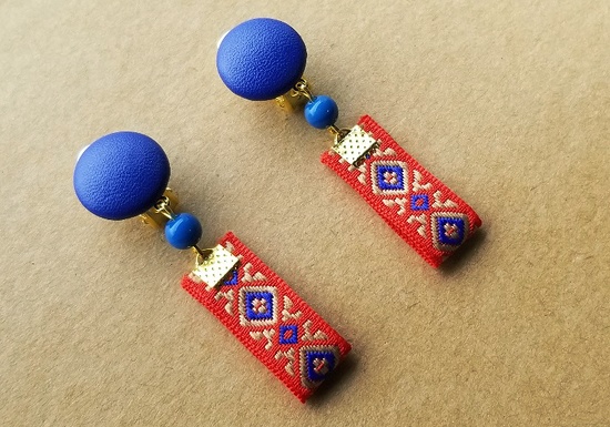 フェイクレザーカボションとチロリアンテープのイヤリング(B)