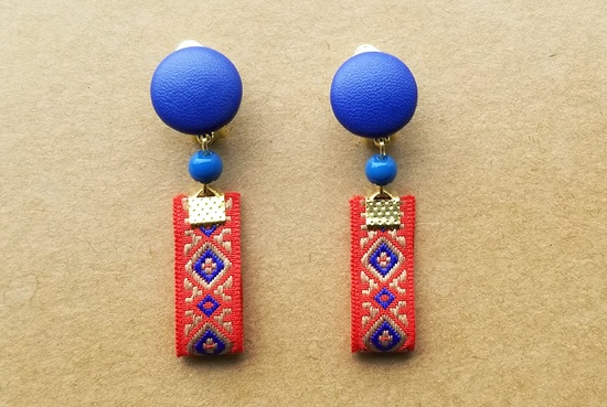 フェイクレザーカボションとチロリアンテープのイヤリング（B）