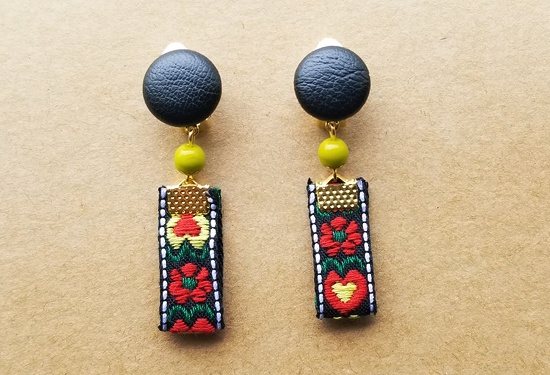 フェイクレザーカボションとチロリアンテープのイヤリング(D)