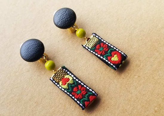 フェイクレザーカボションとチロリアンテープのイヤリング(D)