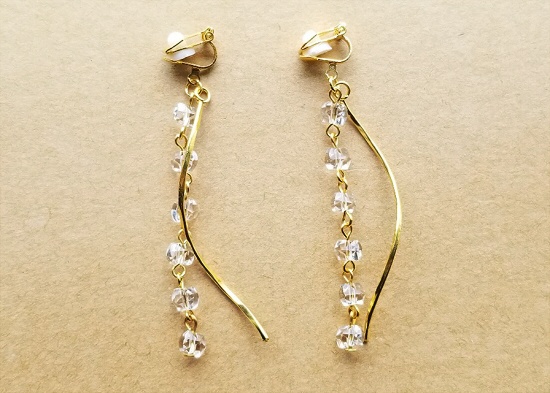 ひねりスティックとカットガラスのロングイヤリング