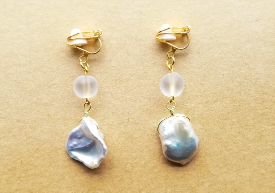 天然ケシパールとすりガラスのイヤリング