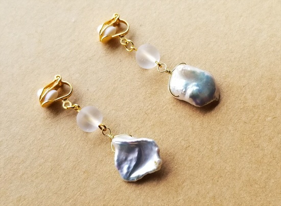 天然ケシパールとすりガラスのイヤリング