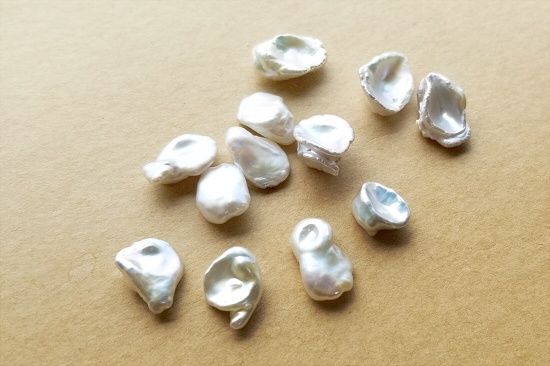 天然ケシパールとすりガラスのイヤリング