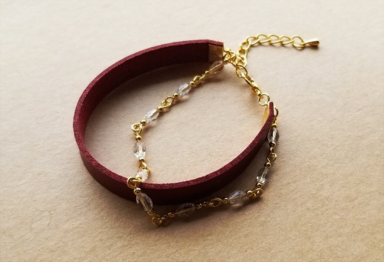 フェイクレザーとガラスビーズの2連ブレスレット