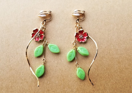 エナメルフラワーとチェコリーフのイヤリング