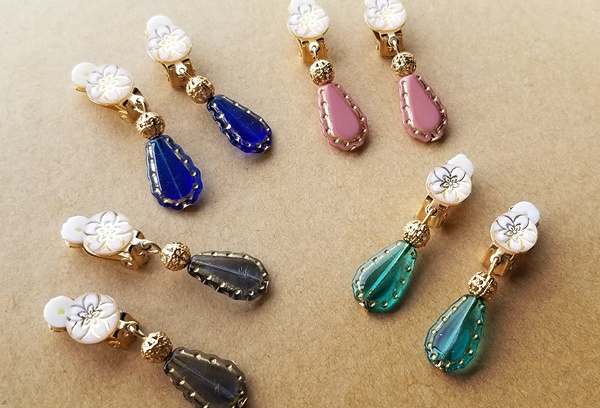 花柄カボションとチェコステッチドロップのイヤリング（バリエーション有）