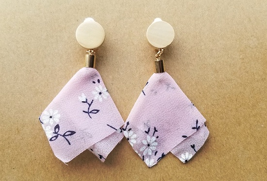 ウッドカボションとスカーフタッセルのイヤリング（A）