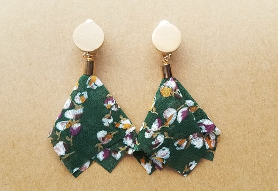 ウッドカボションとスカーフタッセルのイヤリング（B）