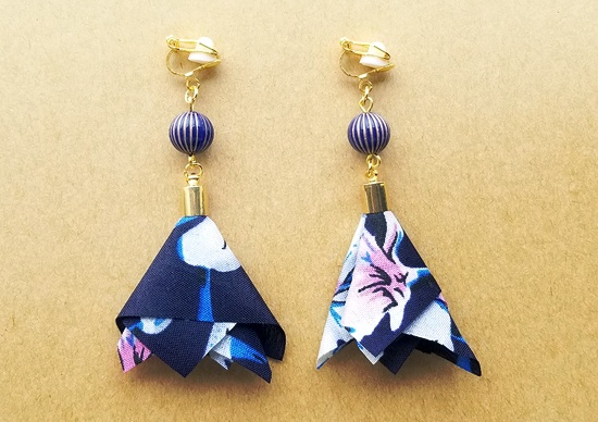 花柄スカーフタッセルのイヤリング（ネイビー）