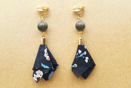 花柄スカーフタッセルのイヤリング（ブラック）