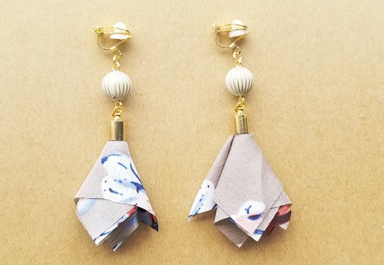 花柄スカーフタッセルのイヤリング（ベージュ）