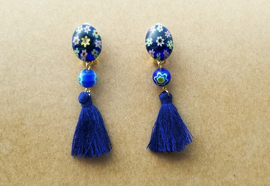 ミルフィオリカボションのイヤリング（青）