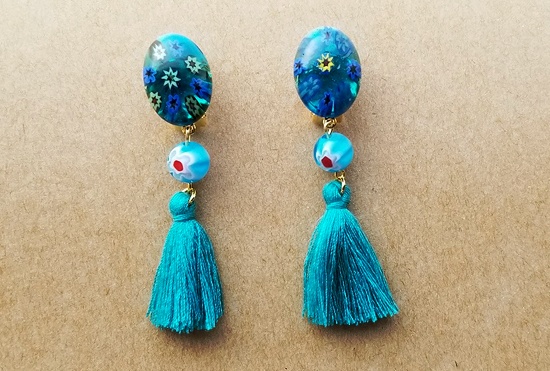 ミルフィオリカボションのイヤリング（水色）