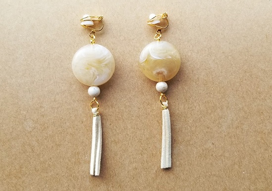 ラウンドマーブルビーズとリバーストーンのイヤリング（ivory）