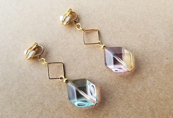 プリズムカラーのスクエアイヤリング