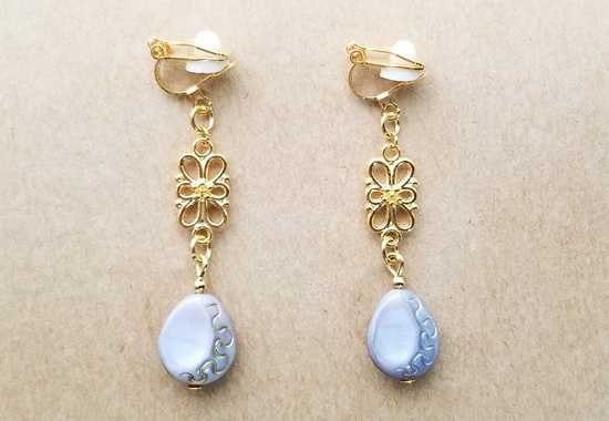 チェコビーズとメタルレリーフのイヤリング（C）